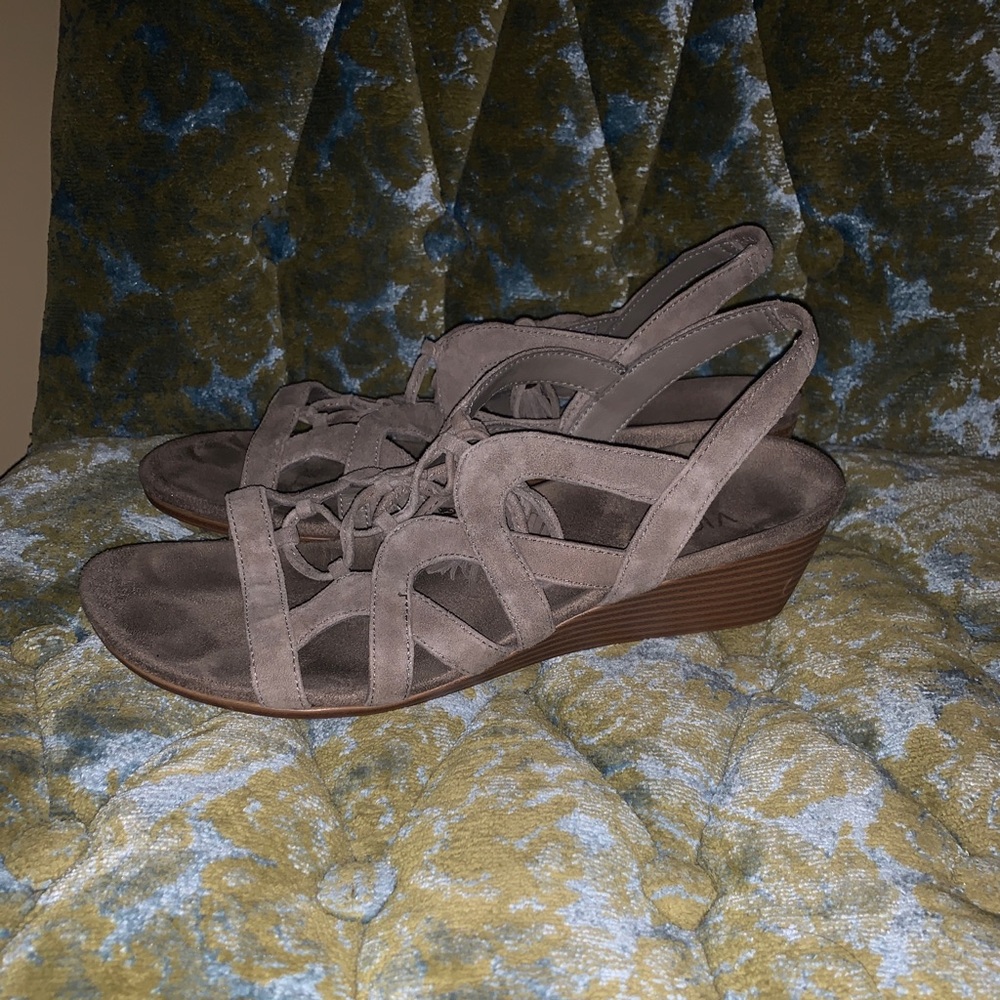 Vionic wedge size 11